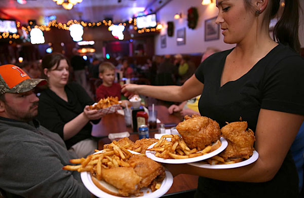 A Rip's Tavern waitress serves hungry diners. Diners will sometimes wait more than an hour for a table. (Michael Tercha/Chicago Tribune)